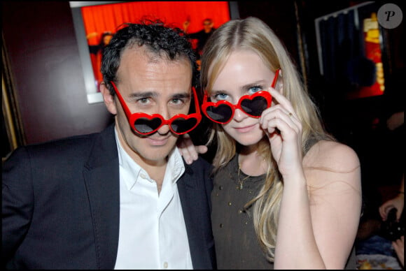 Elie Semoun et sa compagne Juliette Gernez en soirée à Paris en 2007.