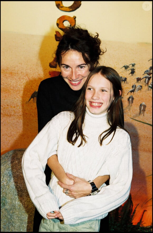 Archives - Isabel Otero et sa fille Ana Girardot lors de la première du film "Dinosaure" à Paris, en 2000.