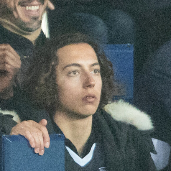 Julien Courbet et son fils Gabin dans les tribunes lors du match de championnat de Ligue 1 Conforama opposant le Paris Saint-Germain (PSG) aux Girondins de Bordeaux au Parc des Princes à Paris, France, le 23 février 2020. Le PSG a gagné 4-3. © Cyril Moreau/Bestimage