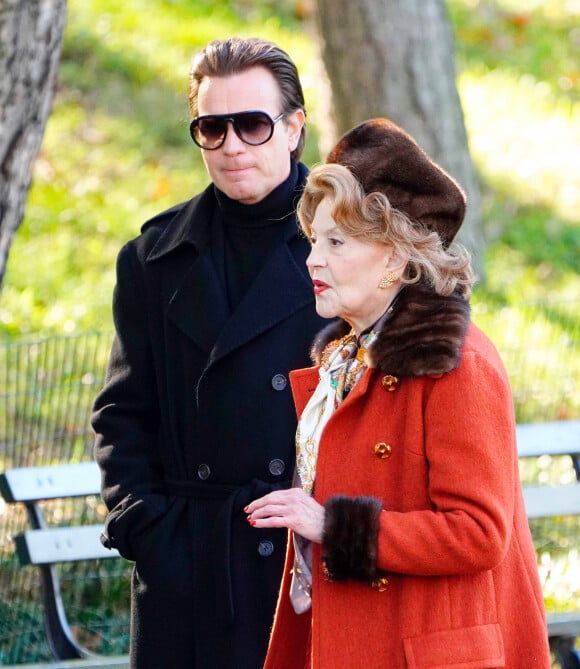Ewan McGregor et Kelly Bishop sont en tournage à Central Park, New York, pour la série Halston le 5 novembre 2020.