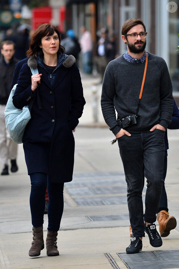 Mary Elizabeth Winstead marchant avec son époux Riley Stearns à SoHo, à New York, le 15 mars 2016. © PCN/ABACAPRESS.COM
