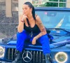 Sarah Fraisou pose sur une voiture, photo postée sur Instagram