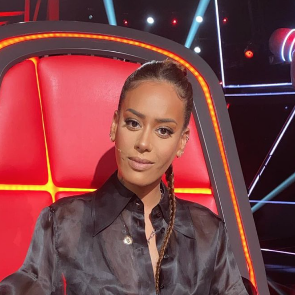 Amel Bent sur le plateau de The Voice Kids. Novembre 2020.