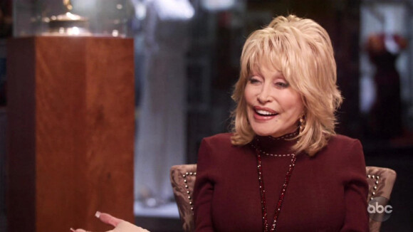 Dolly Parton revient sur sa carrière à l'occasion d'une interview sur ABC avec la journaliste Robin Roberts. 