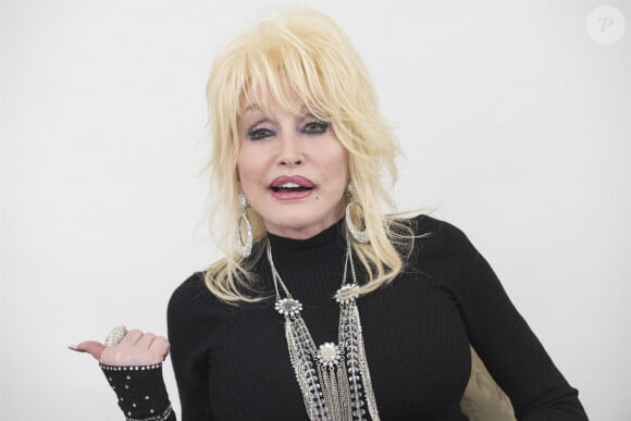 Dolly Parton qui a écrit la musique du film "Dumplin" pose lors du photocall à l'hôtel Four Seasons à Beverly Hills le 22 novembre 2018. 