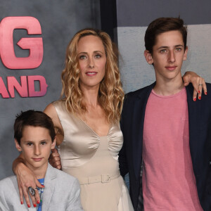 Kim Raver avec ses enfants Luke et Leo à la première de 'Kong: Skull Island' au théâtre Dolby à Hollywood, le 8 mars 2017 © Chris Delmas/Bestimage