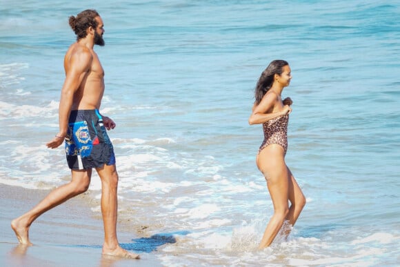 Exclusif - Lais Ribeiro et son fiancé Joakim Noah profitent d'une journée à la plage en amoureux à Malibu, le 26 juin 2020.