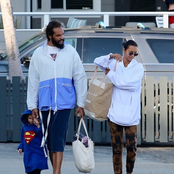 Exclusif - Joakim Noah et sa fiancée Lais Ribeiro profitent de la plage en famille à Malibu, le 25 juin 2020.
