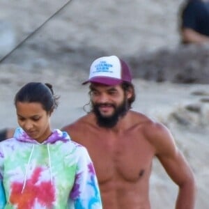 Exclusif - Joakim Noah, sa compagne Lais Ribeiro et son fils Alexandre Ribeiro profitent des joies de la plage avec quelques amis à Malibu, le 9 juin 2020.