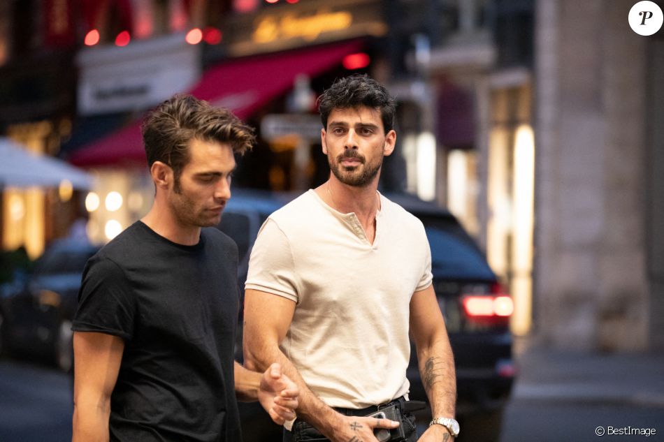 Exclusif - Michele Morrone se balade place Vendôme avec un ami, le mannequin Jon Kortajarena à Paris le 16 septembre 2020.   
