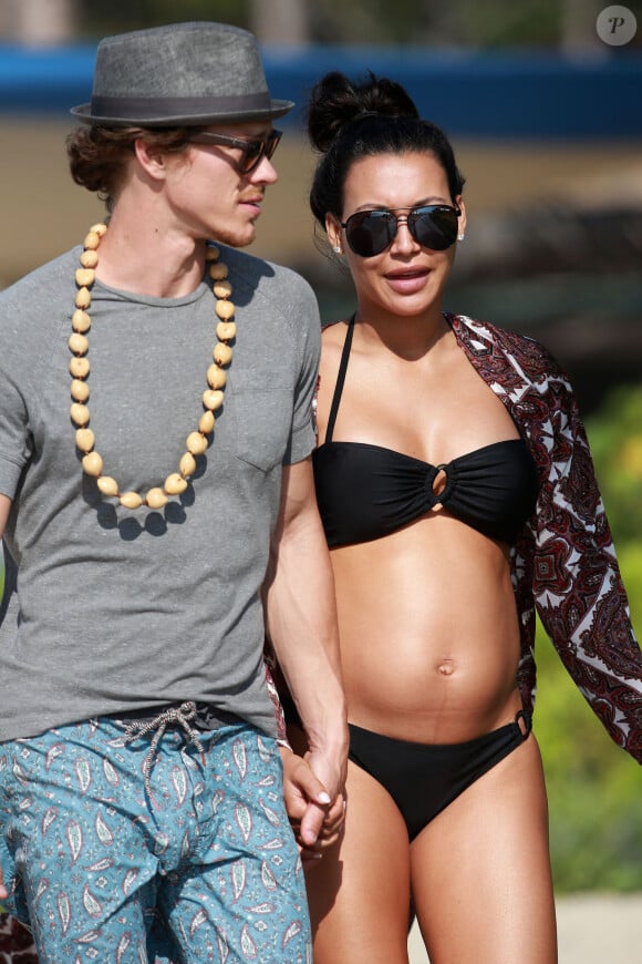 Exclusif - Naya Rivera enceinte se promène avec son mari Ryan Dorsey lors de leurs vacances à Hawaii, le 20 avril 2015.