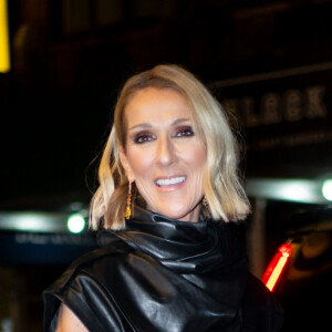 Céline Dion quitte un théâtre de Broadway à New York le 4 février 2020. Elle a assisté à la pièce "Nederlands Dans Theatre" au New York City Centre. La chanteuse canadienne de 51 ans porte un haut en cuir sans manches, des gants assortis, une jupe multicolore et des bottes noires.