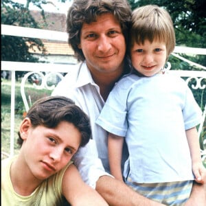 Patrick Sébastien et ses fils Sebastien (à gauche) et Olivier Villa en mars 1988.