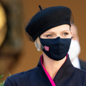 La princesse Charlène de Monaco - La famille princière assiste à une cérémonie de remise de médaille dans la cours du Palais de Monaco lors de la Fête Nationale 2020 de la principauté de Monaco le 19 novembre 2020. © David Nivière / Pool / Bestimage