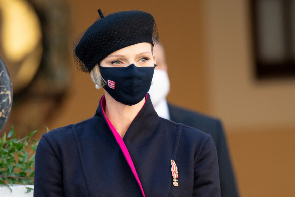 La princesse Charlène de Monaco - La famille princière assiste à une cérémonie de remise de médaille dans la cours du Palais de Monaco lors de la Fête Nationale 2020 de la principauté de Monaco le 19 novembre 2020. © David Nivière / Pool / Bestimage