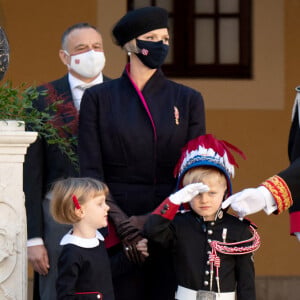 La princesse Charlène de Monaco, la princesse Gabriella de Monaco, comtesse de Carladès, le prince Jacques de Monaco, marquis des Baux, le prince Albert II de Monaco, la princesse Caroline de Hanovre - La famille princière assiste à une cérémonie de remise de médaille dans la cours du Palais de Monaco lors de la Fête Nationale 2020 de la principauté de Monaco le 19 novembre 2020. © David Nivière / Pool / Bestimage