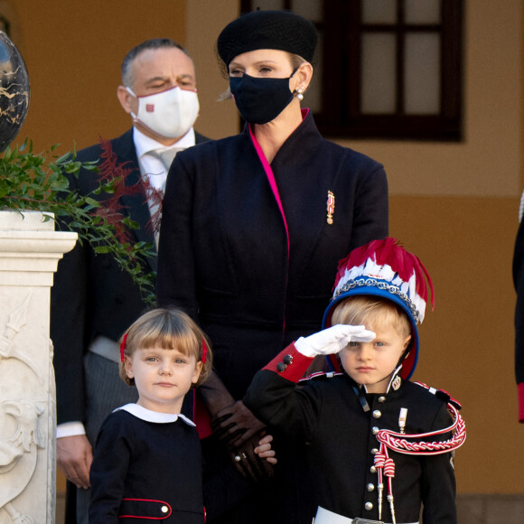 La princesse Charlène de Monaco, la princesse Gabriella de Monaco, comtesse de Carladès, le prince Jacques de Monaco, marquis des Baux - La famille princière assiste à une cérémonie de remise de médaille dans la cours du Palais de Monaco lors de la Fête Nationale 2020 de la principauté de Monaco, novembre 2020. © David Nivière / Pool / Bestimage