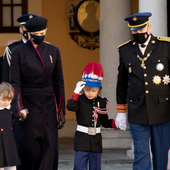 La princesse Charlène de Monaco, la princesse Gabriella de Monaco, comtesse de Carladès, le prince Jacques de Monaco, marquis des Baux, le prince Albert II de Monaco, la princesse Caroline de Hanovre - La famille princière assiste à une cérémonie de remise de médaille dans la cours du Palais de Monaco lors de la Fête Nationale 2020 de la principauté de Monaco le 19 novembre 2020. © David Nivière / Pool / Bestimage