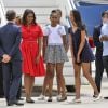 La première dame des Etats-Unis Michelle Obama, ses filles Malia et Sasha et sa mère Marian Robinson à leur accueil par Luigi Brugnaro et Luca Zaia lors de leur arrivée en avion à l'aéroport de Venise, le 19 juin 2015.