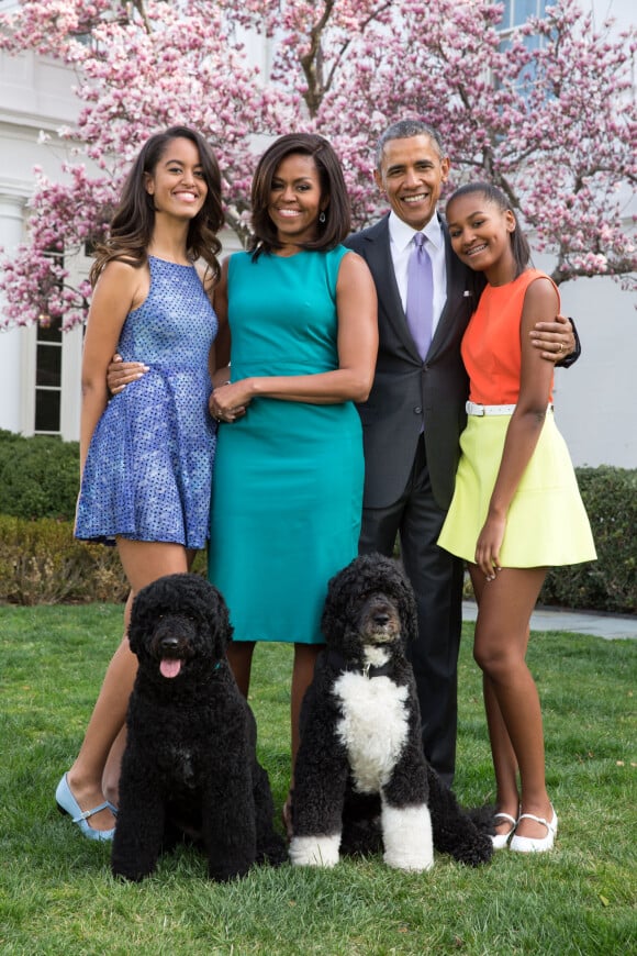 Le président américain Barack Obama, sa femme Michelle Obama et leurs filles Malia et Sasha posent en famille avec leurs chiens Bo et Sunny dans le jardin Rose de la Maison Blanche le dimanche de Pâques, à Washington, en 2015.