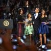 Barack Obama avec sa femme Michelle et ses filles Malia et Sasha - Le president Barack Obama tient un discours le soir de sa reelection à Chicago le 6 Novembre 2012.