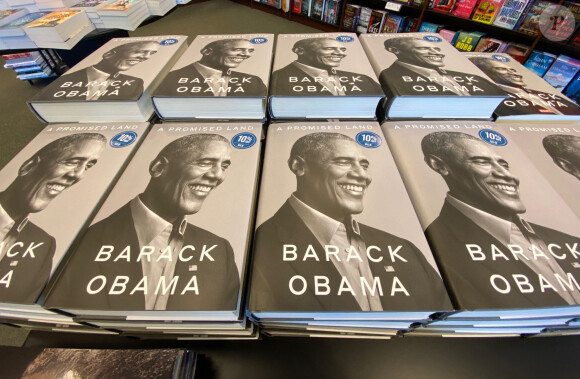 Le nouveau livre de l'ancien président Barack Obama, "A Promised Land", a été mis en vente avec une réduction de 10% à la date de sortie, le mardi 17 novembre 2020, à la librairie Barnes & Noble du village de Mount Pleasant , Wisconsin.