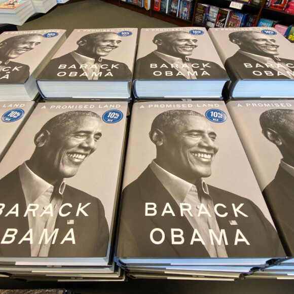 Le nouveau livre de l'ancien président Barack Obama, "A Promised Land", a été mis en vente avec une réduction de 10% à la date de sortie, le mardi 17 novembre 2020, à la librairie Barnes & Noble du village de Mount Pleasant , Wisconsin.