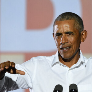 L'ancien président américain Barack Obama prend la parole en faveur du candidat démocrate à la présidentielle Joe Biden lors d'un rassemblement de campagne à la veille des élections à la Florida International University de Miami, en Floride le 2 novembre 2020.