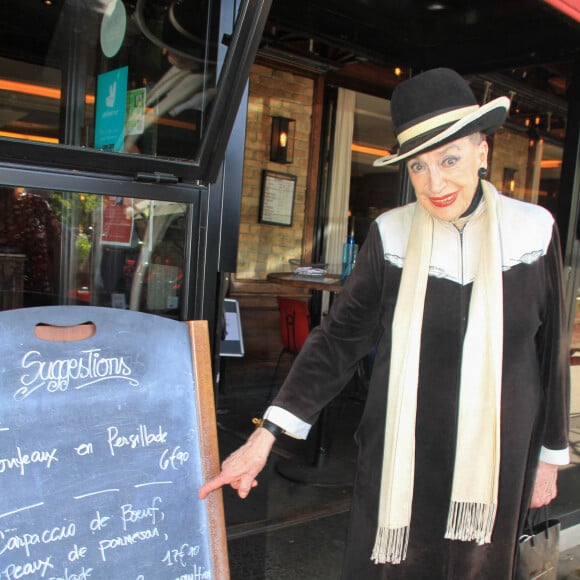 Exclusif - Geneviève de Fontenay - Déjeuner à la brasserie Les Fontaines à Paris. Le 9 juillet 2020 © Baldini / Bestimage 