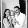 Jean-Pierre Pernaut tient sa fille Lou dans les bras, nathalie Marquay est enceinte de Tom. Cette photo doit dater de 2002