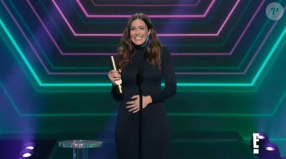 Mandy Moore (enceinte) a reçu le "People's Choice Award for the Drama TV Star of the Year" (star de série dramatique 2020) pour son rôle dans la série "This is Us" lors de la 46ème cérémonie des "E! People's Choice Awards" à Los Angeles