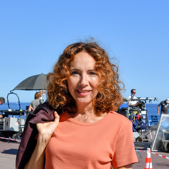 Isabel Otero et Hubert Roulleau sur le tournage de la série "Crimes parfaits" (France 3) sur la promenade des Anglais et sur la plage Beau Rivage à Nice, sous la direction d'Emmanuel Rigaut. Le 23 juin 2020.