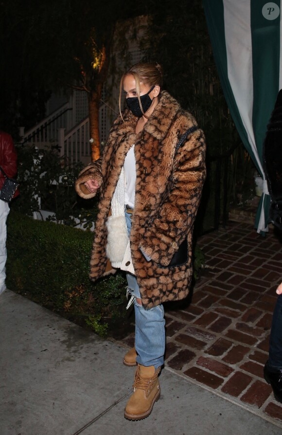 Exclusif - Jennifer Lopez avec son mari Alex Rodriguez et des amis à la sortie du restaurant "San Vicente Bungalow" à Los Angeles, le 21 novembre 2020.