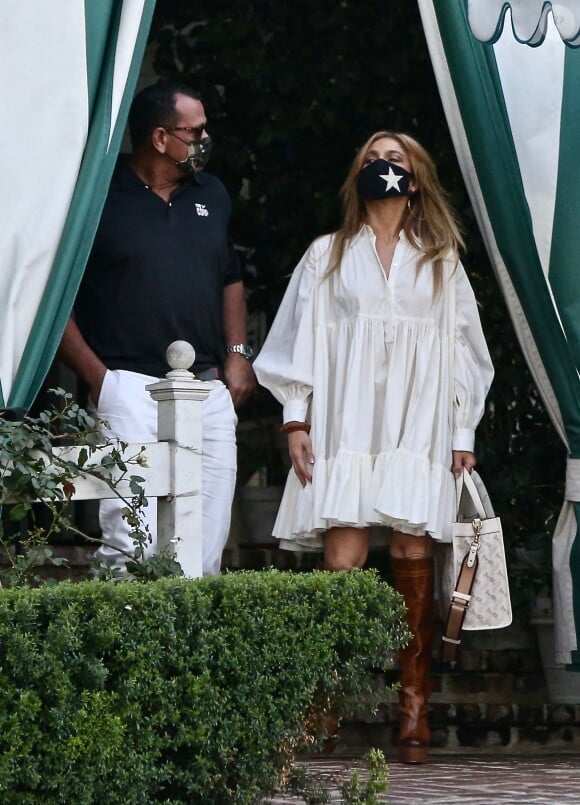 Exclusif - Jennifer Lopez et son fiancé Alex Rodriguez dînent avec des amis au restaurant San Vicente Bungalows à Los Angeles le 30 octobre 2020. Elle porte un sac "vote".