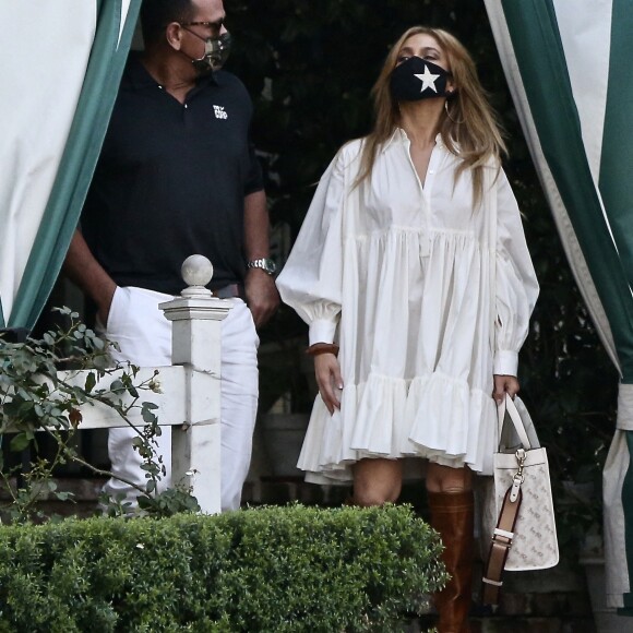 Exclusif - Jennifer Lopez et son fiancé Alex Rodriguez dînent avec des amis au restaurant San Vicente Bungalows à Los Angeles le 30 octobre 2020. Elle porte un sac "vote".