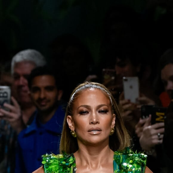 Jennifer Lopez (avec une robe qu'elle portait il y a 19 ans à la cérémonie des Grammy Awards) - Défilé Versace Collection Prêt-à-Porter Printemps/Eté 2020 lors de la Fashion Week de Milan, le 20 septembre 2019.