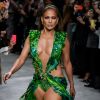 Jennifer Lopez (avec une robe qu'elle portait il y a 19 ans à la cérémonie des Grammy Awards) - Défilé Versace Collection Prêt-à-Porter Printemps/Eté lors de la Fashion Week de Milan.