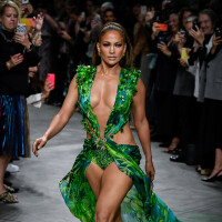 Jennifer Lopez entièrement nue : une plastique de rêve à 51 ans