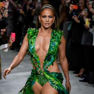 Jennifer Lopez (avec une robe qu'elle portait il y a 19 ans à la cérémonie des Grammy Awards) - Défilé Versace Collection Prêt-à-Porter Printemps/Eté  lors de la Fashion Week de Milan.