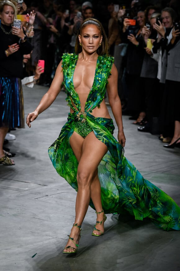Jennifer Lopez (avec une robe qu'elle portait il y a 19 ans à la cérémonie des Grammy Awards) - Défilé Versace Collection Prêt-à-Porter Printemps/Eté  lors de la Fashion Week de Milan.