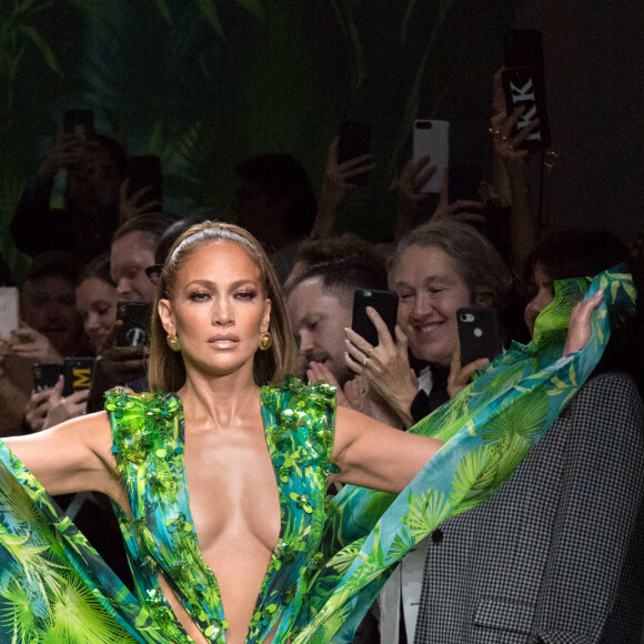 Jennifer Lopez (avec une robe qu'elle portait il y a 19 ans à la cérémonie des Grammy Awards) - Défilé Versace Collection Prêt-à-Porter Printemps/Eté 2020 lors de la Fashion Week de Milan, le 20 septembre 2019.