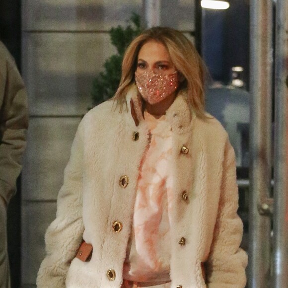 Jennifer Lopez, ses enfants Max et Emme et son fiancé Alex Rodriguez ont été aperçus dans les rues de New York, le 24 novembre 2020.