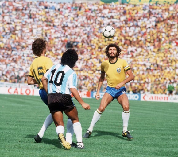 Archives - Diego Maradona lors du match Brésil vs Argentine lors de la Coupe du Monde de Football de 1982 