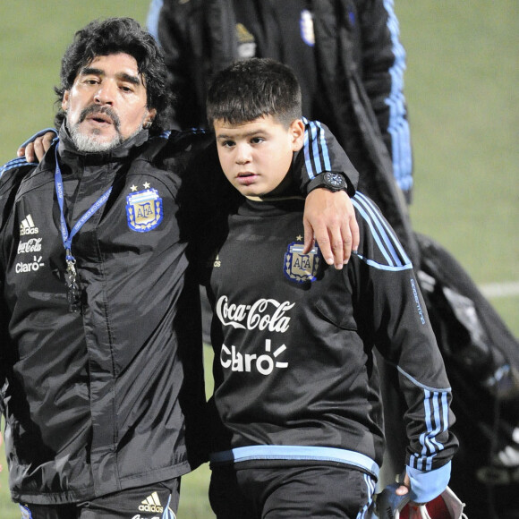 Archives - Diego Maradona, accompagné de son neveu, entraineur de l'équipe d'Argentine, lors d'un entrainement à Pretoria lors de la Coupe du Monde de Football 2010. L'équipe devait affronter l'Allemagne en 1/4 de finale. Le 1er juillet 2010 