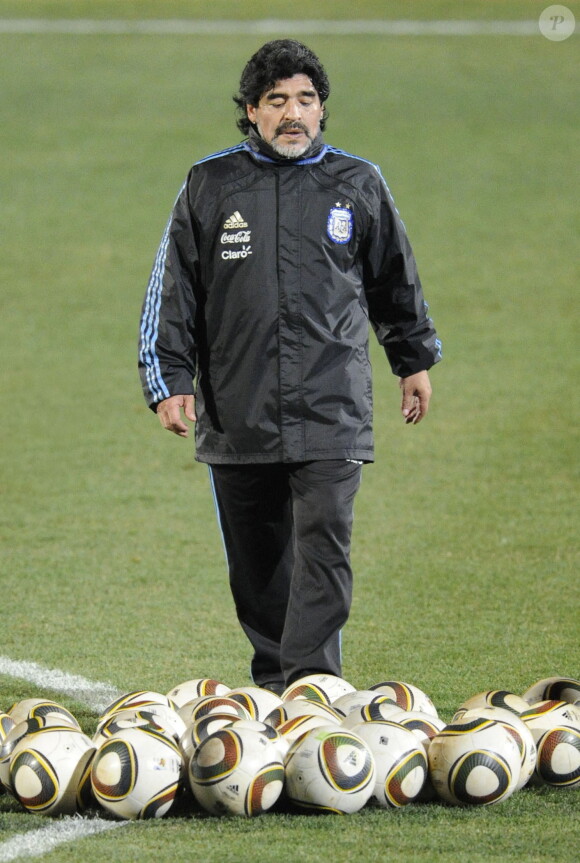 Archives - Diego Maradona, entraineur de l'équipe d'Argentine, lors d'un entrainement à Pretoria lors de la Coupe du Monde de Football 2010. L'équipe devait affronter l'Allemagne en 1/4 de finale. Le 1er juillet 2010 