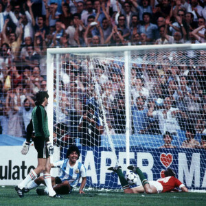 Archives - Diego Maradona lors du match Hongrie vs Argentine lors de la Coupe du Monde de Football de 1982 