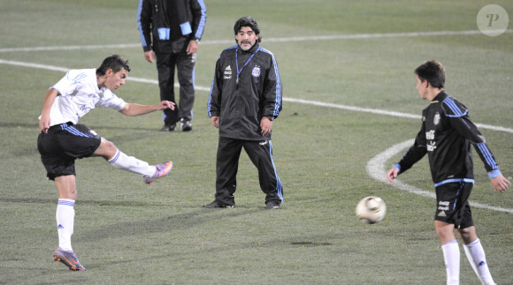 Archives - Diego Maradona, entraineur de l'équipe d'Argentine, lors d'un entrainement à Pretoria lors de la Coupe du Monde de Football 2010. L'équipe devait affronter l'Allemagne en 1/4 de finale. Le 1er juillet 2010 