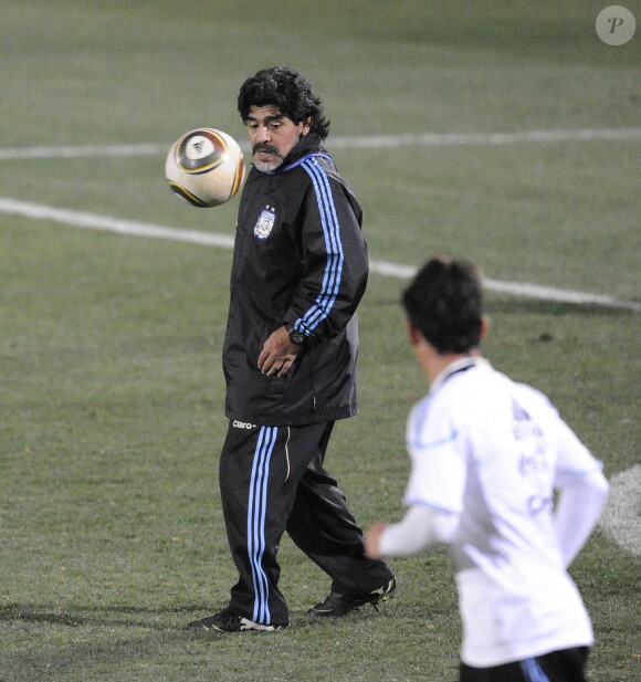 Archives - Diego Maradona, entraineur de l'équipe d'Argentine, lors d'un entrainement à Pretoria lors de la Coupe du Monde de Football 2010. L'équipe devait affronter l'Allemagne en 1/4 de finale. Le 1er juillet 2010 