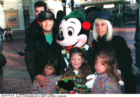 DIEGO MARADONA AVEC SA FEMME ET SES ENFANTS A DISNEYLAND A PARIS "PLAN LARGE" ACCROUPIS ET ENTRE-EUX MICKEY 