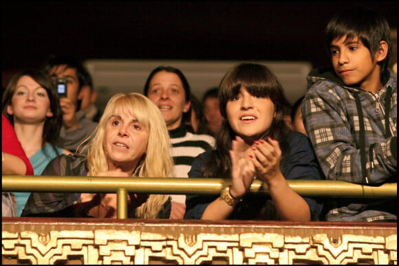 Giannina Maradona et sa mère au théâtre colonial de Avellandea. 